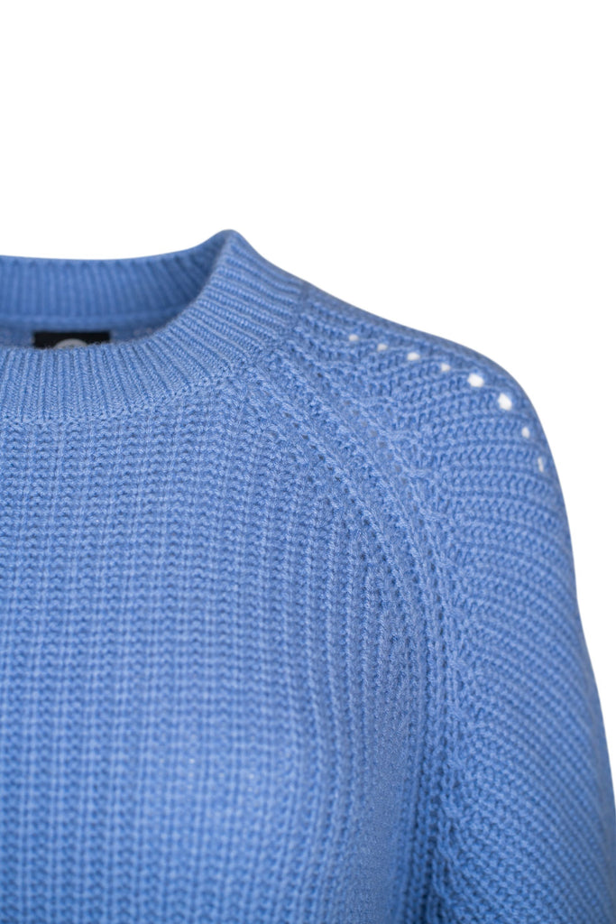 Detailansicht: Hellblauer Damenpullover aus grobem Strick mit Rundhalsausschnitt und langen Ärmeln. Der Pullover hat eine gerade, körpernahe Passform und ist ohne sichtbare Muster oder Verzierungen gestaltet.
