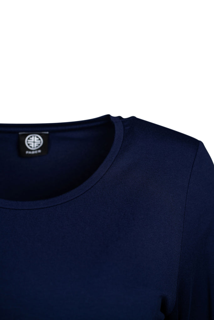 Detailansicht Kragen - Langarmshirt in Marine mit Rundhalsausschnitt und schmaler Passform. Der schlichte, klassische Schnitt macht das Shirt zu einem vielseitigen Basic für jeden Tag.