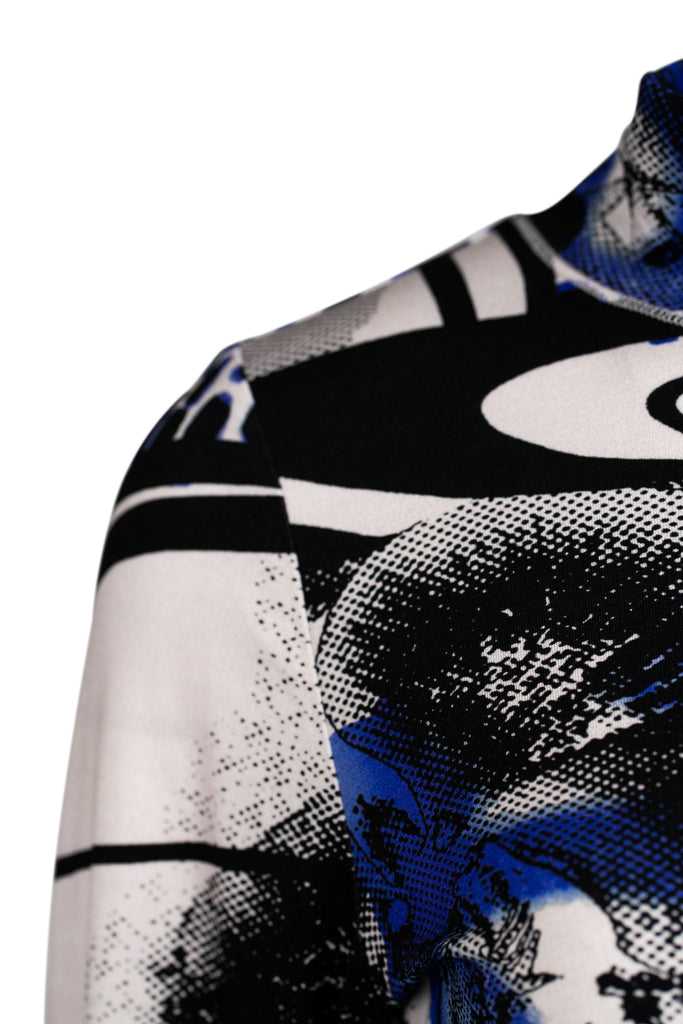 Detailansicht Schulter - Langarmshirt mit Stehkragen und auffälligem Allover-Print in Schwarz, Weiß und Blau. Das künstlerische Muster kombiniert florale und abstrakte Elemente mit Animal-Print für einen modischen Statement-Look.