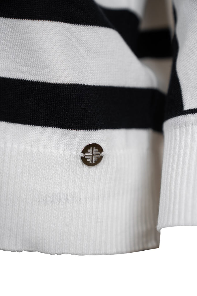 Detailansicht Button - Weiß-marine gestreiftes Damen-Strickshirt mit Rundhalsausschnitt und 3/4-Ärmeln; linke Vorderseite zeigt horizontale, rechte diagonale Streifen, Saum und Ärmel enden in breiten Rippenbündchen.