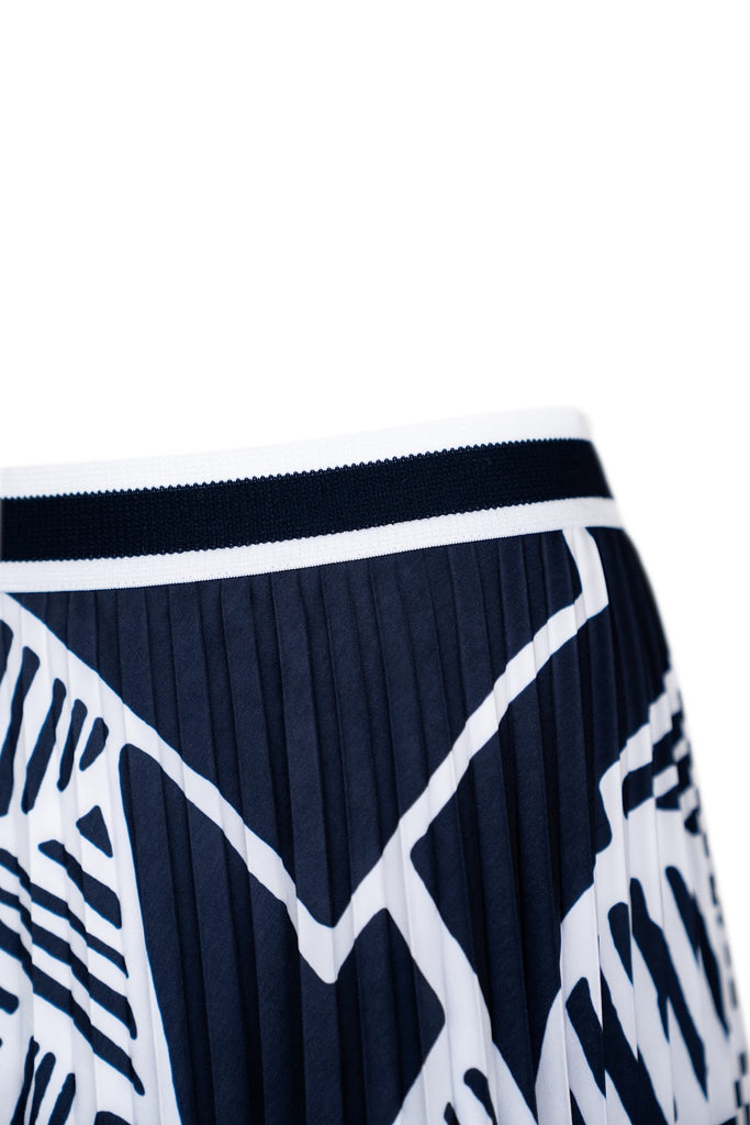 Detailansicht Bund - Dunkelblauer, plissierter Damen-Midirock mit elastischem Bund und weißem, grafischem Streifen- und Buchstaben-Print.